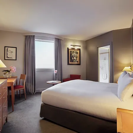 Hotel Pullman Paris La Defense 5*