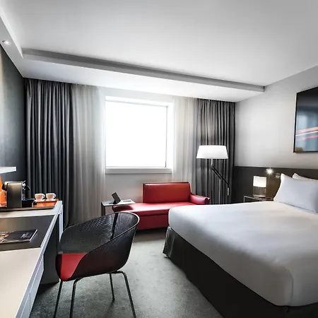 Pullman Paris La Defense 5*